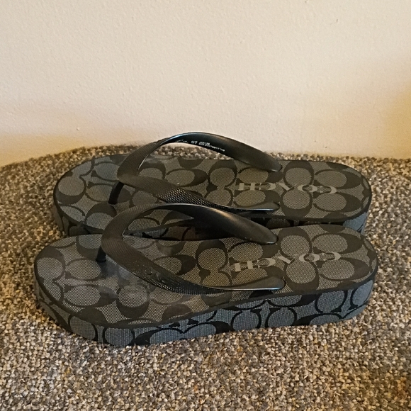 Stylish Black and Gray Flip Flops - Picture 2 of 7